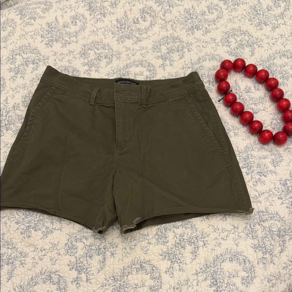 Banana Republic Green Cargo Shorts Versatile Cotton Blend